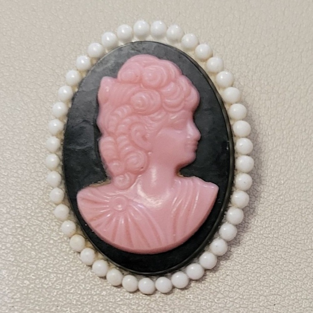 Vintage Unsigned Fashion Plastic Pink Cameo  Woman on Black &‎ White Brooch Pin